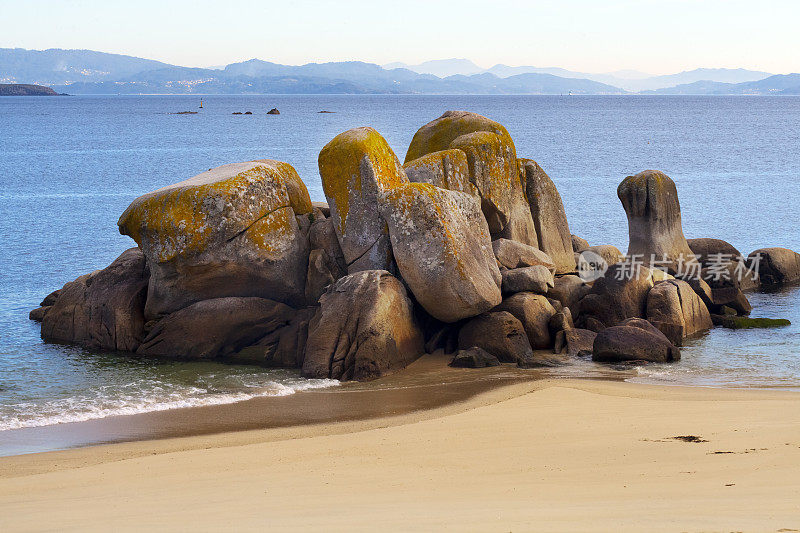 小岛，岩石海岸线，海滩在O Grove半岛，San Vicente do Mar，加利西亚，西班牙。